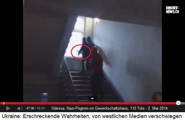 Pogrom von Odessa vom 2.5.2014 im
Gewerkschaftshaus: Schlägernazis steigen die Treppe
hinauf, um in den oberen Stockwerken Menschenjagden
zu veranstalten 02 Pogrom
von Odessa vom 2.5.2014 im Gewerkschaftshaus:
Schlägernazis steigen die Treppe hinauf, um in den
oberen Stockwerken Menschenjagden zu veranstalten
02