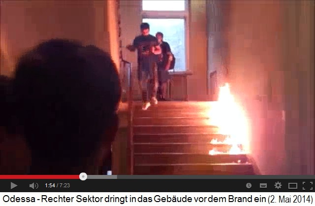 Ein erstes Molotowcocktail wird auf die
Treppe im Innern des Gewerkschaftshauses
geworfen Ein
erstes Molotowcocktail wird auf die Treppe im
Innern des Gewerkschaftshauses geworfen