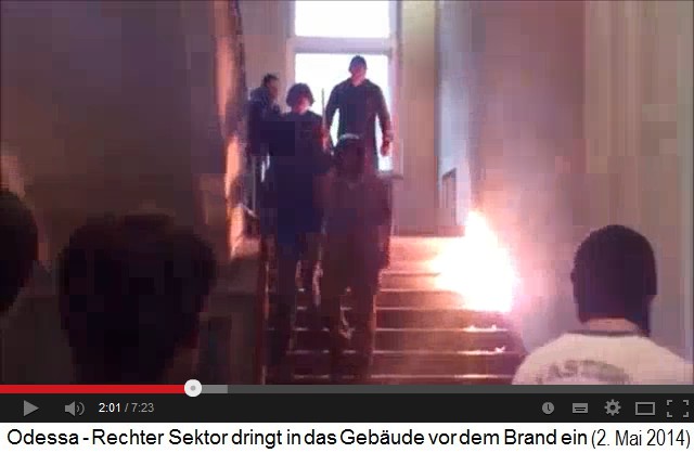 Eine grosse Gruppe strömt die Treppe
abwärts 01 Eine
grosse Gruppe strömt die Treppe abwärts 01