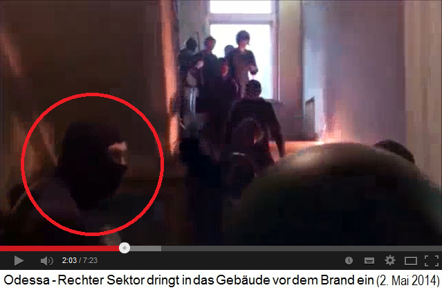 Eine grosse Gruppe strömt die Treppe
abwärts 03 Eine
grosse Gruppe strömt die Treppe abwärts 03