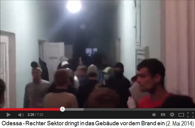 Gewerkschaftshaus, neue Leute kommen in
den Flur, darunter ein Mann in einem roten
T-Shirt Gewerkschaftshaus, neue Leute kommen in den
Flur, darunter ein Mann in einem roten T-Shirt