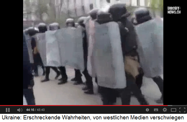 Milizpolizei ist
beim brennenden Gewerkschaftshaus auf der
Rückseite postiert und tut nichts 02 Milizpolizei ist beim brennenden
Gewerkschaftshaus auf der Rückseite postiert
und tut nichts 02
