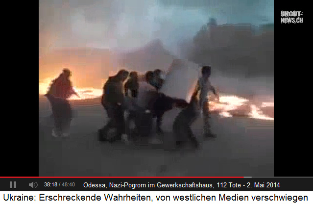 Pogrom in Odessa am
Gewerkschaftshaus: Ein weiterer Schwerverletzter
wird auf einer Bahre weggetragen Pogrom in Odessa am Gewerkschaftshaus: Ein
weiterer Schwerverletzter wird auf einer Bahre
weggetragen