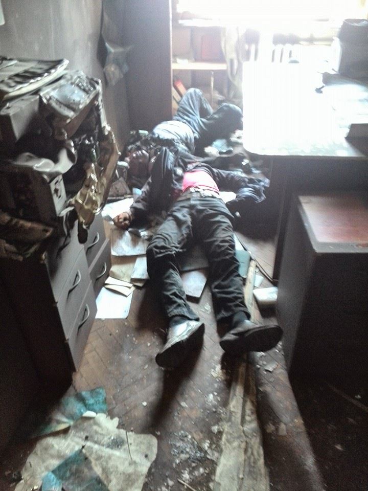Tote Männer in einem Zimmer, angeblich durch
Kopfschuss Tote Männer in
einem Zimmer, angeblich durch Kopfschuss