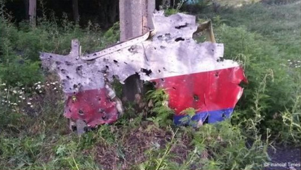 Hingelegtes Flugzeugteil mit L�chern, die zum
                      Teil nach aussen aufgehen