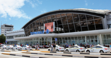 Der
                      Flughafen "Borispol" von Kiew, Terminal
                      B mit Kontrollturm im Hintergrund - hier spielen
                      sich am 17.7.2014 hohe Kriminalit�ten ab