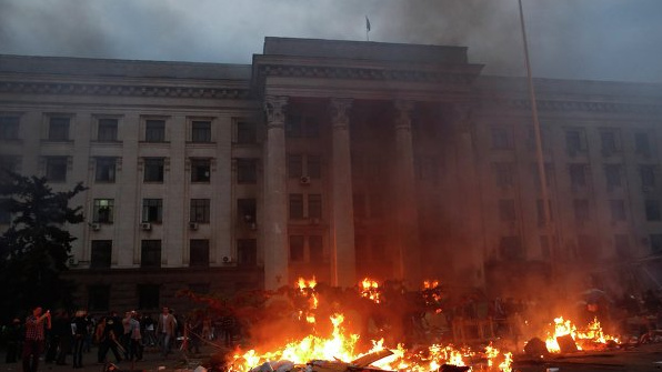 Odessa, brennendes Gewerkschaftsgebäude
mit gejagten Opfern drin Odessa,
brennendes Gewerkschaftsgebäude mit gejagten Opfern
drin