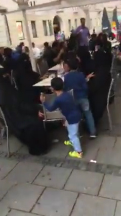 Burka (Gurka) in
                            Mnchen Innenstadt, August 2017 02