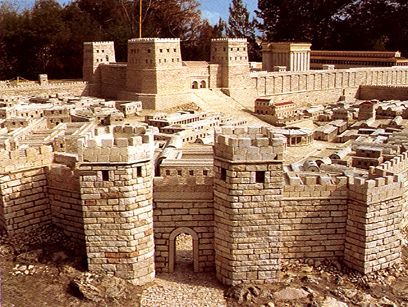 Modell von Jerusalem:
                      Nordtor, Damaskustor, im Hintergrund der Tempel