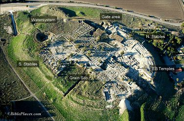 Der Ruinenhügel (Tell) von Megiddo,
                          siehe: www.bibleplaces.com