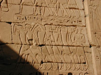 Seevölker mit Federn auf dem Kopf. Darstellung
                    im Tempel in Medinet Habu, erbaut unter Ramses III.