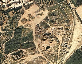 Sichem / Shechem: Ruinenhügel Tell
Balata, Luftaufnahme Sichem / Shechem:
Ruinenhügel Tell Balata, Luftaufnahme