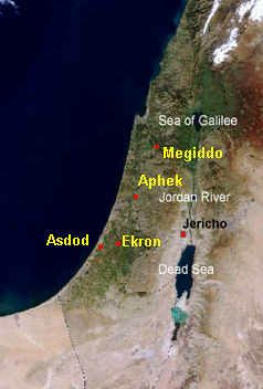 Karte
                              mit Asdod, Ekron, Aphek (in der
                              Küstenebene) und Megiddo, Luftaufnahme.