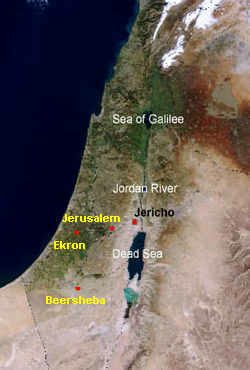 Karte mit Positionen von
                          Jericho, Jerusalem, Ekron und Beersheba.
                          Luftbild