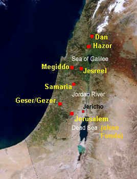 Karte
                              der exemplarischen Akropolisbauten unter
                              den Omriden: Megiddo, Geser, Hazor, Dan
                              und Jesreel. Für Jerusalem sind für diese
                              Zeit keine Funde vorhanden.