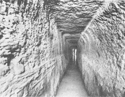 Der Tunnel für die
                            Wasserzufuhr für Jerusalem, gebaut unter
                            König Hezekia
