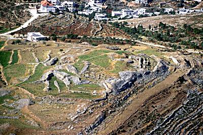 La
              colina de ruinas (tell) de la ciudad de Ai (Chirbet
              et-Tell), ver: www.bibleplaces.com