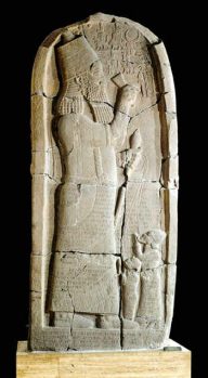 Asarhaddn, perfil. Asarhaddn
                                lleva los vencidos con una nariguera