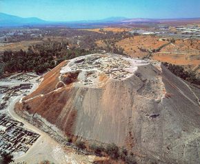 Bet She'an /
                        Scythopolis: Eso es una parte de la colina
                        grande de ruinas (un "tell")