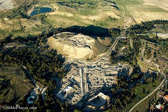 Bet She'an / Scythopolis: existe una
                            colina alta y otra colina baja de ruinas
                            (tell), ver: www.bibleplaces.com.