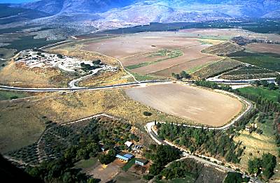 La
                      colina de ruinas (tell) de Jasor (Tell el-Vagas),
                      ver: www.bibleplaces.com