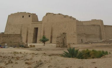 El templo en Medinet Habu, construido bajo
                        de mando de Ramss III
