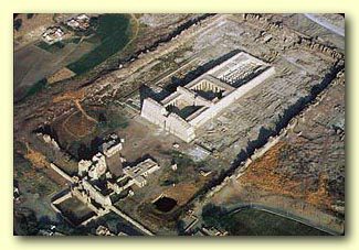 El templo de Medinet Habu, construido bajo
                        de mando de Ramss III, foto area