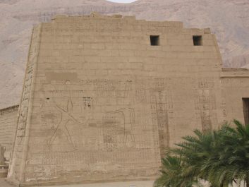 Inscripcin en el muro del templo de Ramss
                        III en Medinet Habu, lado izquierdo