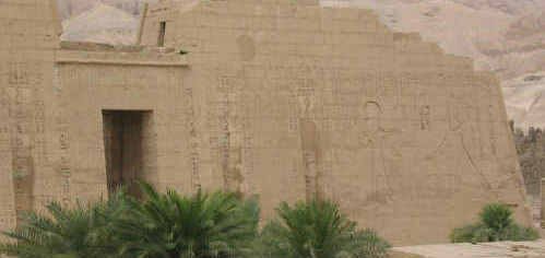Inscripcin en el muro del templo de Ramss
                        III en Medinet Habu, centro y lado derecho