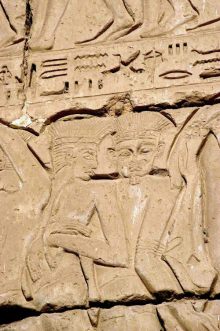 Pueblos de navegantes con plumas en las cabezas.
                Descripcin en el templo de Medinet Habu, construido
                bajo de mando de Ramss III