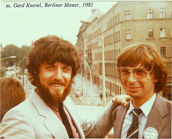 Jurij Below mit dem Liedermacher
              Knesel an der Berliner Mauer, 1981, ein schöner Moment im
              Leben (JB)