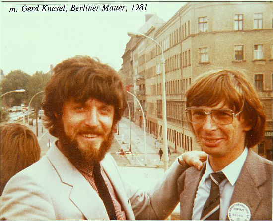 Jurij Below mit dem Liedermacher
              Knesel an der Berliner Mauer, 1981, ein schner Moment im
              Leben (JB)