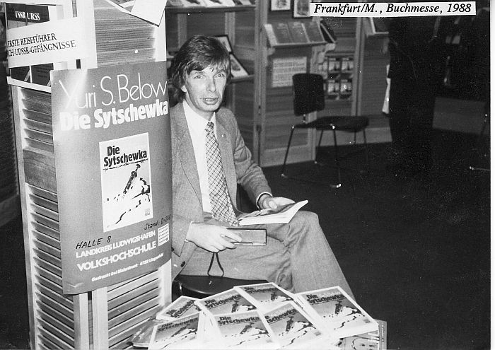 Jurij Below an der Buchmesse in
              Frankfurt am Main, 1988