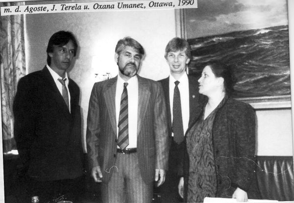 Jurij Below mit de Agoste, J. Terela
              und Oxana Umanez in Ottawa, 1990, ein schner Moment im
              Leben (JB)