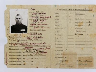 Der
                      angebliche Dienstausweis von Demjanjuk [25], die
                      untere Stempellinie auf dem Foto stimmt nicht mit
                      der fortgesetzten Stempellinie auf dem Papier
                      berein