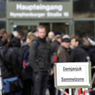 Das Schild
                      "Sammelzone" vor der Sperre vor dem
                      Haupteingang des Landgerichts München beim Auftakt
                      zum Schauprozess gegen Demjanjuk