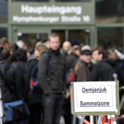 Das Schild
                      "Sammelzone" vor der Sperre vor dem
                      Haupteingang des Landgerichts Mnchen beim Auftakt
                      zum Schauprozess gegen Demjanjuk