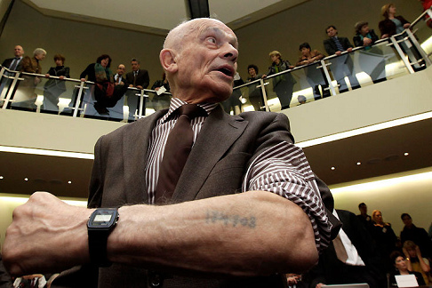 Nebenklger Robert Cohen mit einer
                      Auschwitz-Nummer am Arm [15], ein
                      Holocaust-berlebender