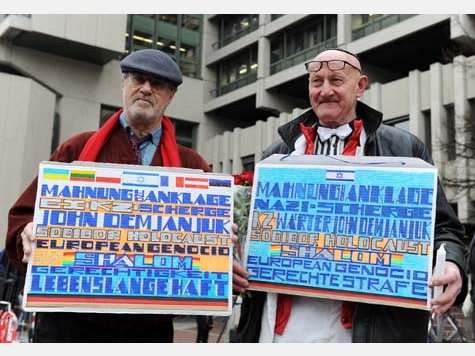 Geistig verwirrte
                      Demonstranten fordern vor dem Landgerichtsgebude
                      von Mnchen "lebenslange Haft" fr den
                      Landarbeiter Demjanjuk [12]