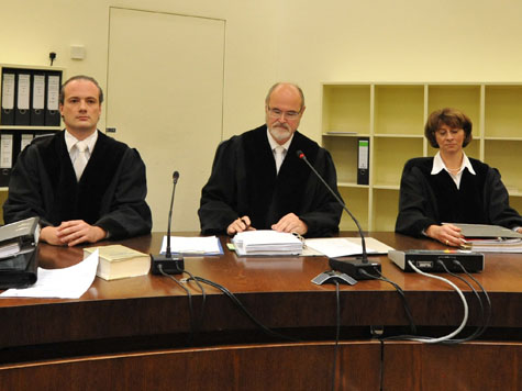 Richter Ralph Alt
                      (Mitte) und seine beiden Beisitzer (links und
                      rechts) [13]. Sein Gehalt wird nicht gekrzt, auch
                      wenn der ganze Prozess fr die Katz ist, und der
                      Steuerzahler bezahlt all diesen Justizangestellten
                      den vollen Lohn fr diesen unsinnigen Prozess. Bis
                      heute schlft der Steuerzahlerbund und reklamiert
                      nicht... [2]