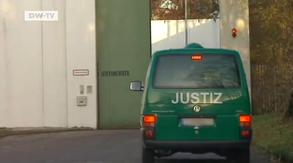Demjanjuk wird im Gefngnis Stadelheim bei
                      Mnchen festgehalten (hier der Eingang
                      Stettinerstrasse) [29], alles auf Kosten des
                      deutschen Steuerzahlers, ohne jeden Beweis...