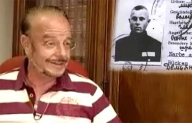 Der ehemalige Anwalt
                      von Demjanjuk, Joram Scheftel / Yoram Sheftel,
                      hier mit dem geflschten Demjanjuk-Ausweis im
                      Hintergrund, spricht Klartext gegen die deutsche
                      Justiz, die aus Behauptungen Beweise machen will
                      [31]