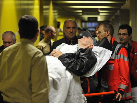 Demjanjuk wird zum
                      zweiten Verhandlungstag auf einer Bahre in den
                      Gerichtssaal gefahren, der Transport wird
                      berwacht von Polizeikommissar Wimmer [19]. Die
                      Polizei macht grosse Kasse whrend dieses
                      Prozesses, und der Steuerzahler muss das alles
                      blechen... [2]