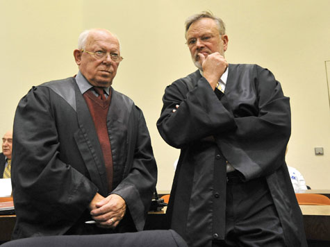 Die Pflichtverteidiger
                      Gnther Maull und Ulrich Busch [10]. Auch diese
                      beiden erhalten ihr Gehalt fr diesen
                      berflssigen Prozess vom deutschen Steuerzahler.
                      Wie lange geht denn die Steuergeldverschwendung
                      mit solchen Prozessen noch?