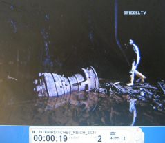Einleitung: Trmmerteil einer V2-Rakete
                          im Kohnstein in einem berschwemmten Stollen