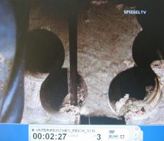 Ein Stemmeisen wird in
                          die gebohrten Lcher gewuchtet