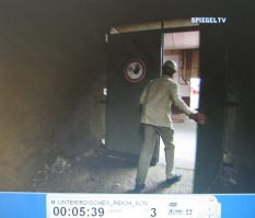 Neckarzimmern:
                          Tunnelwrter Heinz Rabe tritt durch die Tre