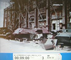 Bombardierte Rstungsindustrie 01:
                              Halle ist beschdigt und im Wiederaufbau
