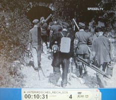 Zwangsarbeiter in Kahla 01: Betreten
                            eines Stolleneingangs