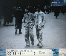 KZ Dachau bei Kriegsende 05:
                          Hftlinge spazieren